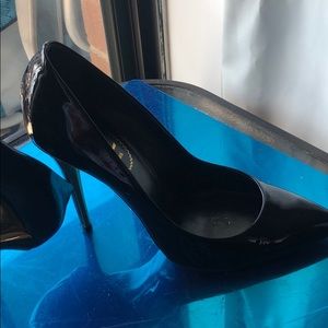YSL BLACK PATENT LEATHER PUMPS